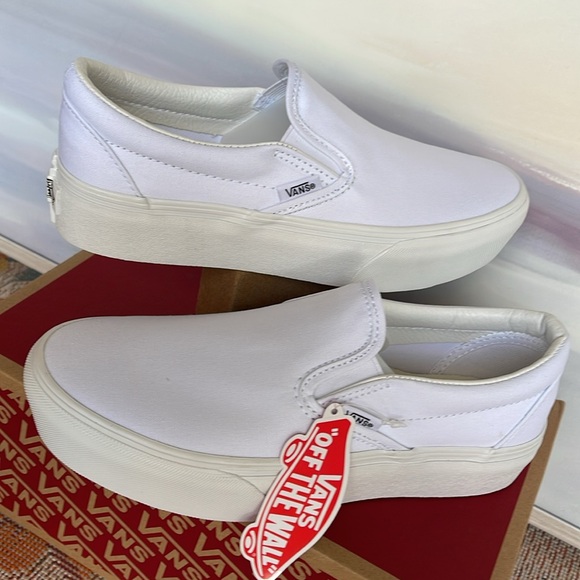 Vans WMNS Classic Slip-On
True White
VN0A3JEZW00
Sneakers - Picture 10 of 16
